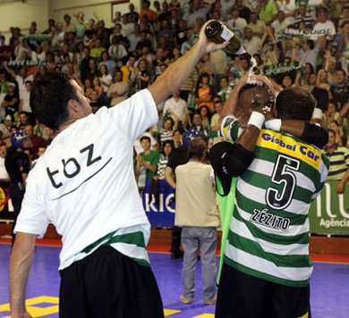 Zezito and Bebè under a champagne rain... (Photo courtesy: Futsal Sporting)