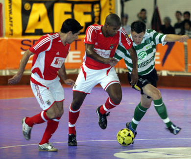 Wilson and Andrè Lima vs Bibi (Photo courtesy: Futsal Sporting)