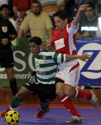 Deo vs Andrè Lima (Photo courtesy: Futsal Sporting)