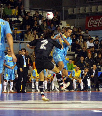Hard battle between Dud and Sylignakis (Photo courtesy: LNFS Aphoto Spain)