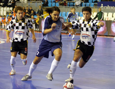 Surudzic vs Marcos, part 1... (Photo courtesy: LNFS Aphoto Spain)