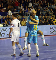 Riquer and Paulinho: goal for Azkar!  (Photo Angel Perez - LNFS APHOTO SPAIN)