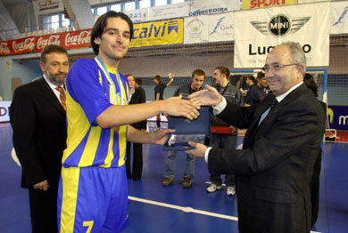 Borko Surudzic awarded for the fifth place obtained by Konjarnik in the recent Recopa Cup in Lugo  (Photo courtesy: LNFS Aphoto Spain)