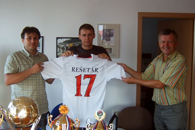 Lukas Resetar between ERA-PACK Chrudim president Frantisek Tichy (left) and the team manager Jozef Lorincz (Photo courtesy: Era-Pack Chrudim)