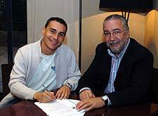 Miguel Rodrigo during the contract signing with Caja Segovia (Photo courtesy: Caja Segovia)