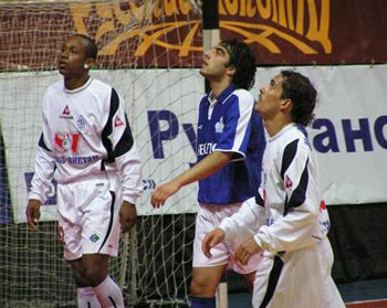 Pel Junior (Dinamo), Altunashvili (Geolog) and Joan (Dinamo) are looking for something... (Photo courtesy: Superleague)