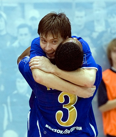 And the hug is completed! (Photo courtesy: Konstantin Molchanov)