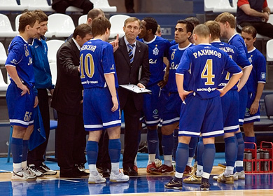 Time-out by Yuri Rudnev, just back on the Dinamo bench to replace Sergio Sapo (Photo courtesy: Konstantin Molchanov)