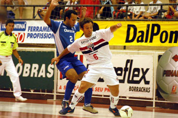 Paulinho (So Paulo) against Andr (AABB)(Photo courtesy: Joo Pires)