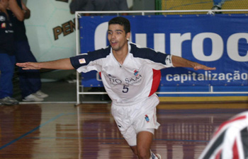 Rodriguinho is flying to celebrate his goal for Tio Sam (Photo courtesy: Joo Neto)