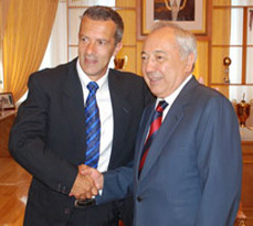 Sergio Sapo (left) with UFF President Mirabrar Usmanov (Photo courtesy: Uzbekistan Daily) 