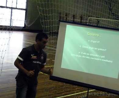 Serginho during a futsal clinic (Photo courtesy: Adriana Diniz Blog)