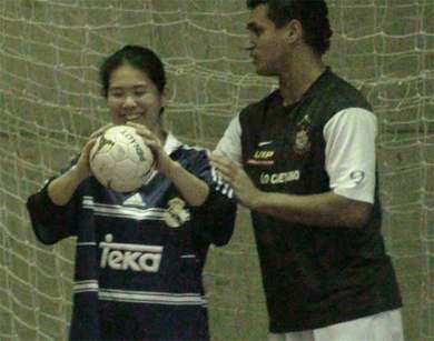 Showing the right way to be a goalkeeper (Photo courtesy: Adriana Diniz Blog)