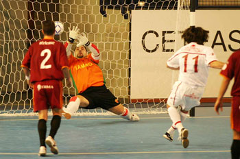 Simi scoring a penalty against Lamaro Roma Rcb (Photo: Carlo Giuliani)