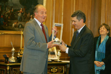 Juan Carlos and Ángel María Villar with the World Cup (Photo courtesy: RFEF)