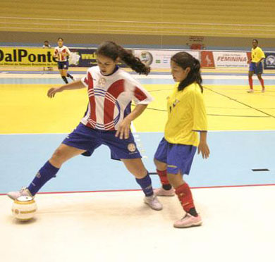 Paraguay could not resist to Ecuadorian power...  (Photo courtesy: Beto Costa - CBFS)