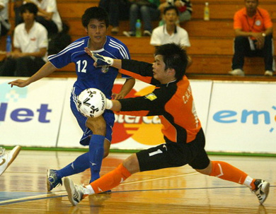 Macau goalie trying to stop an attempt by Chinese Taipei (Photo courtesy: Chinese Taipei FA)
