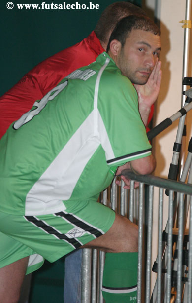 Schumacher (red card for the Brazilian fixo) is not happy... (Photo courtesy: Cedric Bouillon - Futsal Echo)