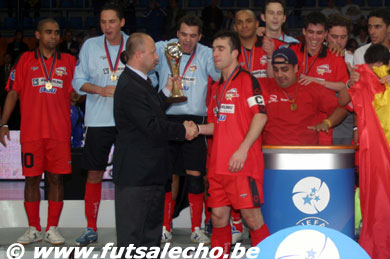 Petr Fousek giving the UEFA Futsal Cup to Alex Almeida (Photo courtesy: Cedric Bouillon - Futsal Echo)