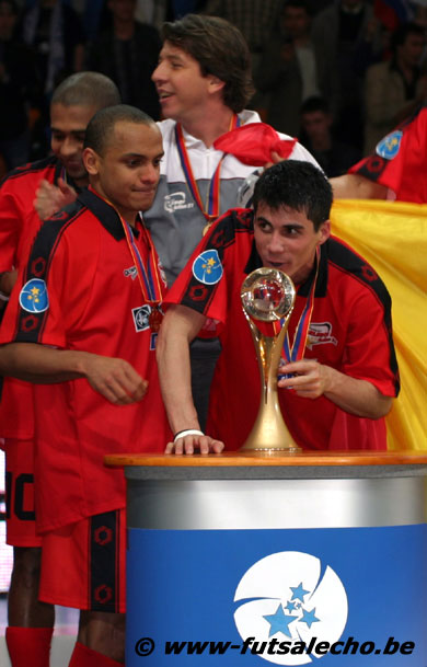 Kelson is analyzing the cup... (Photo courtesy: Cedric Bouillon - Futsal Echo)