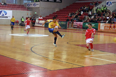 Neto shooting at goal while Ricardinho is trying to stop him (Photo courtesy: Mike Thomas)