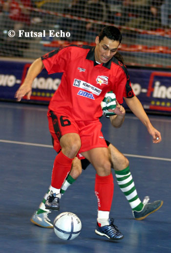 Who will stop Andr? (Photo courtesy: Cedric Bouillon - Futsal Echo)