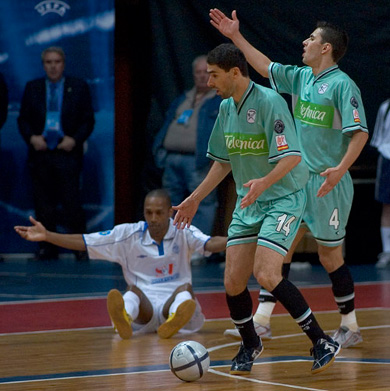 Daniel plays, Neto and Pel prefer to complain with the italian referees Cumbo and Buluggiu (Photo courtesy: Konstantin Molchanov)