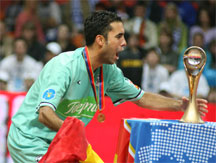 Andreu and... UEFA Futsal Cup!!  (Photo courtesy: MFK Dinamo)