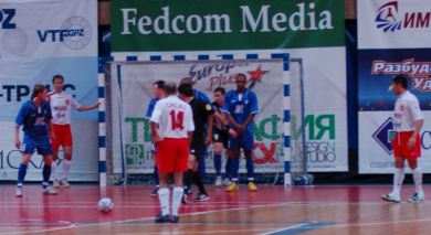 Free kick for Kairat, the experienced Cacau is ready (Photo courtesy: Igor Bogomolov - Dinamo Moscow)