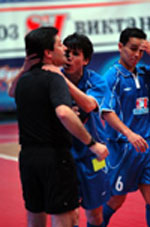 Kelson seems to disagree with Antonio Cardoso... fair play please! (Photo courtesy: Dinamo Moscow)