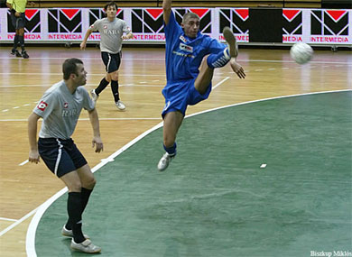 János Madarász flying between Antons Bakanins and Alexandre Topalo (Photo courtesy: Miklos Biszkup)