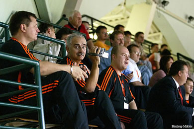 Shakhtar spies on work! (Photo courtesy: Miklos Biszkup)