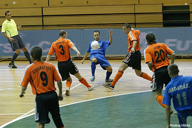 Gyurcsányi and Madarasz lost in the orange cage... (Photo courtesy: Miklos Biszkup)