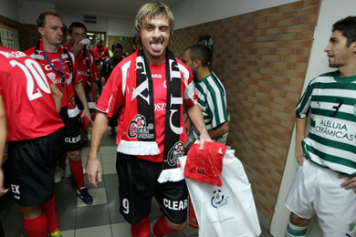 We wonder what Chiquinho is thinking about crazy Kryger  (Photo courtesy: Clearex Chorzow)