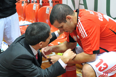 Opposite feelings: Andrè tries to console Cesar Paulo... (Photo courtesy: Enrique Serrano - Golsala)