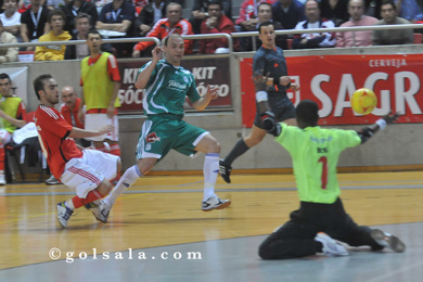 Schumacher trying to overcome the Bebè and Ricardinho*s opposition (Photo courtesy: Enrique Serrano - Golsala)