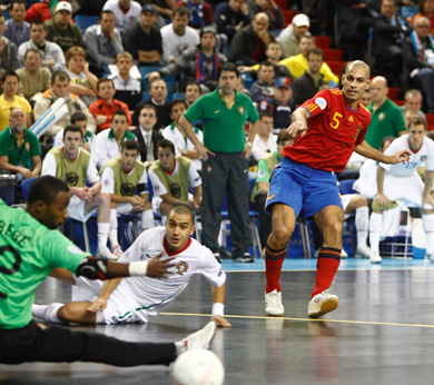 Fernandao*s attempt vs Beb and Joao Matos (Photo courtesy: Carmelo Rubio - RFEF)