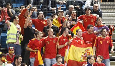 Spanish fans use to celebrate... (Photo courtesy: Carmelo Rubio - RFEF)