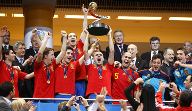 Javi Rodriguez holds the European Championships trophy, something usual for Spain! (Photo courtesy: Carmelo Rubio - RFEF)