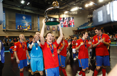Lin and the European Futsal Championships 2010 trophy (Photo courtesy: Carmelo Rubio - RFEF)