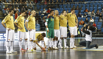 Waiting for the penalties, from the left: Torras, Ortiz, Javi Rodriguez, Lin, Juanjo, Fernandao, Borja and Juanra (Photo courtesy: Carmelo Rubio - RFEF)