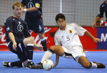 Todd Dusosky fighting against Rikarudo Higa (Photo courtesy: Leadtek Sports)