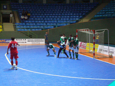 Controlling the game: referees are a basic part of futsal, and just professional victims and chronic complainers can deny it (Photo courtesy: Uzbek Futsal Association)