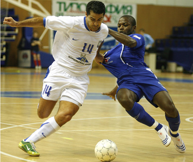 Vander Carioca in action vs Edu (Photo courtesy: Norilsky Nickel)