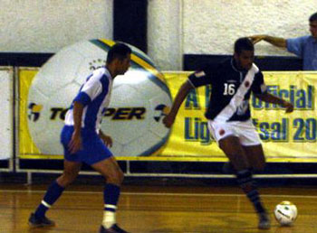 Michel Souza in action vs Maca (Photo courtesy: Vasco da Gama)