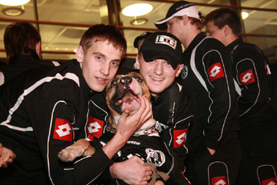 Afanasiev and Chistopolov prove that even dogs are Viz supporters! (Photo courtesy: Viz-Sinara Web Site)