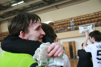 The hands on the title are the Sergey Zuev's ones (Photo courtesy: Viz-Sinara Web Site)
