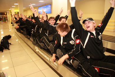 And the airport party goes on! (Photo courtesy: Viz-Sinara Web Site)