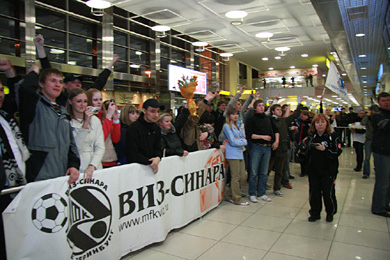 Waiting for their heroes (Photo courtesy: Viz-Sinara Web Site)