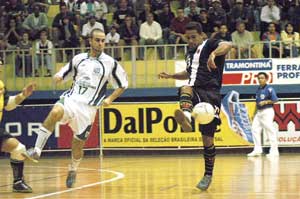 Xuxa (Caldense) against Paulinho (Vasco Da Gama) (Photo courtesy: Joo Pires)